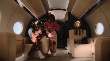 Tajezzo Anti Theft Polyhedral Sling Chest Bag porté par Zenzi Fullington (Ashleigh Murray) vu dans Tom Swift (S01E04)