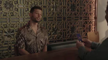 Todd Patrick Distorted Houndstooth Top porté par Sam Jones (Rafael de la Fuente) vu dans Dynasty (S05E05)