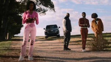 Retrofête Chris Jeans worn by Zenzi Fullington (Ashleigh Murray) as seen in Tom Swift (S01E04)