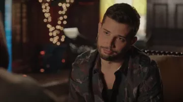 Chemise Dior et Peter Doig portée par Sam Jones (Rafael de la Fuente) vue dans Dynasty (S05E05)