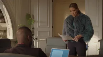 Veste en fourrure d’agneau recadrée Jil Sander portée par Dominique Deveraux (Michael Michele) vue dans Dynasty (S05E05)