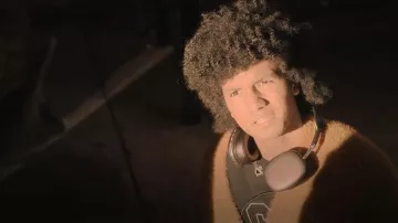 Casque Apple AirPods Max utilisé par Lino (Donovin Miller) vu dans Tom Swift (S01E04)