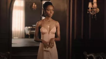 Jonathan Simkhai Anja Slip Midi Robe portée par Zenzi Fullington (Ashleigh Murray) comme on le voit dans Tom Swift (S01E04)