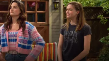 Mother The Boxy Goodie Tee usado por Presley (Jayden Bartels) como se ve en Side Hustle (S01E21)