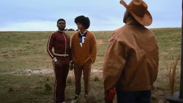 Rick Owens Bauhaus Cargo Pants porté par Lino (Donovin Miller) vu dans Tom Swift (Saison 1 Episode 4)