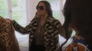 Blusa Versace Silk-Blend usada por Kyle Richards como se ve en The Real Housewives of Beverly Hills (S12E09)