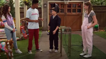Universal Thread High-Rise Raw Hem Taper Denim Cropped Overalls porté par Presley (Jayden Bartels) comme on le voit dans l’émission de télévision Side Hustle (S01E23)