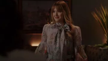 Blouse Zimmermann Concert Tie-Neck portée par Kirby Anders (Maddison Brown) vue dans Dynasty (S05E06)