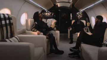 Simon Miller Scrambler Vegan Leather Tall Boots porté par Zenzi Fullington (Ashleigh Murray) comme on le voit dans Tom Swift (S01E05)