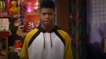 Sudadera con capucha de gran tamaño de Asos Design con raglan Colorblock usado por Munchy (Isaiah Crews) como se ve en Side Hustle (S01E24)