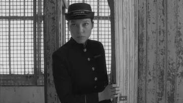 El sombrero de Simone (Léa Seydoux) en La crónica francesa