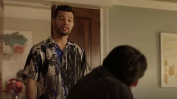 Amiri Paint Splatter Button-Up Silk Camp Shirt usada por Sam Jones (Rafael de la Fuente) como se ve en Dinastía (S05E07)