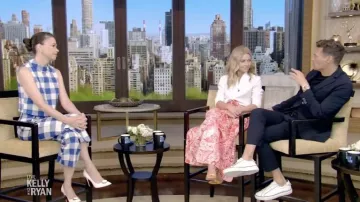 Veronica Beard Checkered Top y pantalones usados por Sutton Foster como se ve en VIVO con Kelly y Ryan