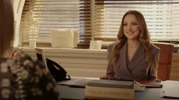 Dion Lee Interlock Cropped Blazer porté par Fallon Carrington (Elizabeth Gillies) vu dans Dynasty (S05E07)