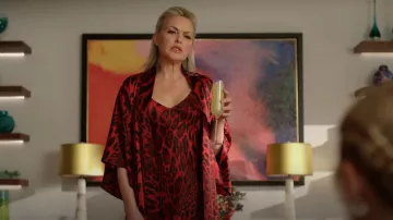 Natori Luxe Leopard Robe portée par Alexis Carrington (Elaine Hendrix) vue dans Dynasty (S05E07)