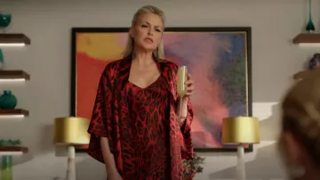 Natori Leopard Print Satin Nightgown porté par Alexis Carrington (Elaine Hendrix) vu dans Dynasty (S05E07)