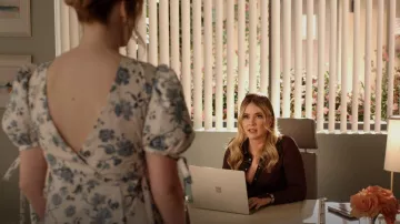 Jonathan Simkhai Libby Polo porté par Amanda Carrington (Eliza Bennett) vu dans Dynasty (S05E07)