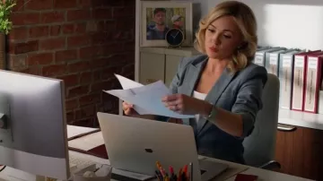 Veste Cinq a Sept Louisa Gather Sleeve portée par Amy Quinn (Lindsey Gort) vue dans All Rise (S03E01)