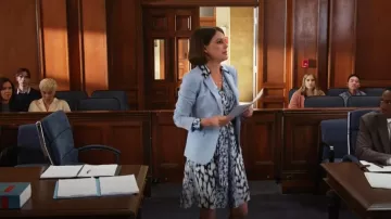 Theory Tailored Blazer in Sky usado por DDA Maggie Palmer (Suzanne Cryer) como se ve en All Rise (S03E01)