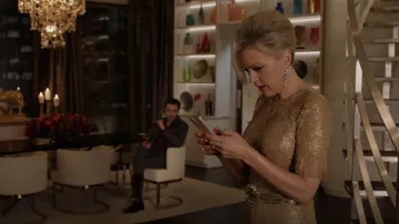 Boucles d’oreilles Jennifer Behr Comet portées par Alexis Carrington (Elaine Hendrix) vues dans Dynasty (S05E08)