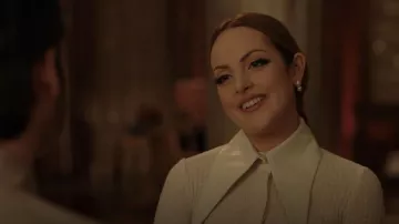 Boucles d’oreilles Jennifer Behr Gretel Pearl portées par Fallon Carrington (Elizabeth Gillies) vues dans Dynasty (S05E08)