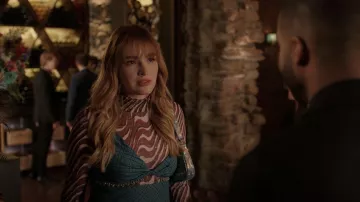 Sac à bandoulière en cuir de loin porté par Kirby Anders (Maddison Brown) comme on le voit dans Dynasty (S05E08)