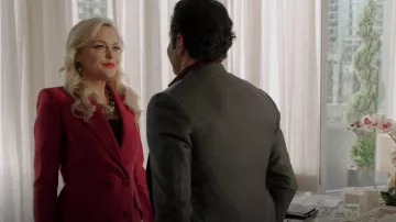 Lele Sadoughi Faux Pearl & Velvet Charm Necklace porté par Alexis Carrington (Elaine Hendrix) vu dans Dynasty (S05E08)