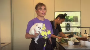 Camiseta estampada Gucci Cherry Gucci usada por Diana Jenkins como se ve en The Real Housewives of Beverly Hills (S12E02)