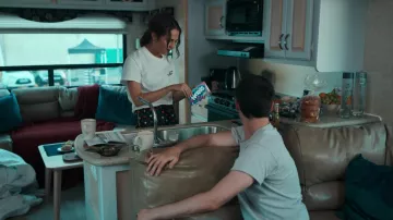 Tiger T du tee The Great Divine White porté par Mira (Alicia Vikander) vu dans les tenues de la série télévisée Irma Vep (saison 1 épisode 3)