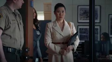 Autorretrato Peak-Lapel Belted Midi Dress usado por Sherri Kansky (Ruthie Ann Miles) como se ve en All Rise (S03E03)