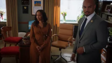 Autorretrato Vestido envolvente midi-length usado por Lola Carmichael (Simone Missick) como se ve en All Rise (S03E03)