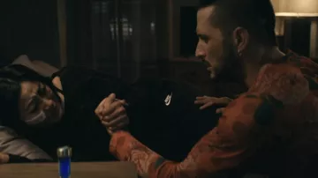 Molly Goddard Floral Print Long sleeve Tee porté par Frenchie (Tomer Kapon) comme on le voit dans la série télévisée The Boys (S03E07)