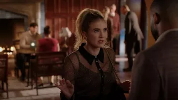 Jonathan Simkhai Tia Shimmer Button Down Top porté par Amanda Carrington (Eliza Bennett) vu dans Dynasty (S05E09)