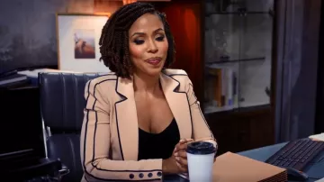 Alice + Olivia Valeria Piped Blazer usado por Andrea 'Andi' Barnes (KJ Smith) como se ve en Tyler Perry's Sistas (S04E09)