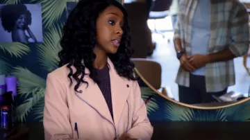 Chaqueta de motociclista de cuero Pinko Sensible usada por Karen Mott (Ebony Obsidian) como se ve en Sistas de Tyler Perry (S04E09)