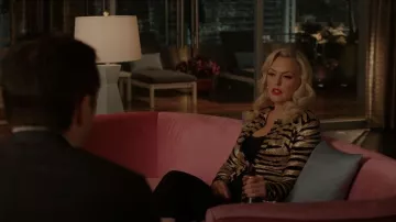 Paco Rabanne Tiger Gown portée par Alexis Carrington (Elaine Hendrix) comme vu dans Dynasty (S05E09)