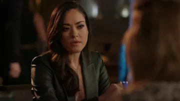 Veronica Beard Gaya Veste Dickey en cuir portée par Charlie (Cynthia Quiles) vue dans Dynasty (S05E09)