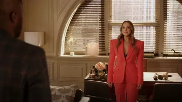 Pantalon en laine évasée Devid Koma porté par Fallon Carrington (Elizabeth Gillies) vu dans Dynasty (S05E09)