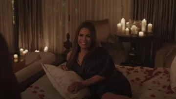 Natori Decadence Robe en satin portée par Rita (Daniella Alonso) vue dans Dynasty (S05E04)