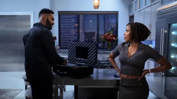 Adivina la falda amalia usada por Andrea 'Andi' Barnes (KJ Smith) como se ve en Sistas de Tyler Perry (S04E16)