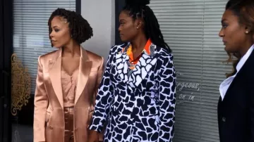 Alexander McQueen Blazer de doble pecho usado por Andrea 'Andi' Barnes (KJ Smith) como se ve en Sistas de Tyler Perry (S04E17)