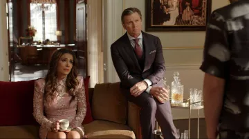 Jivago Angelus Lace Mini Robe de Cocktail portée par Cristal Carrington (Daniella Alonso) vue dans Dynasty (S05E10)