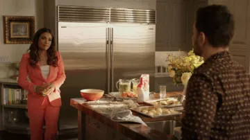 Alexander McQueen Leaf Crepe Jacket en Coral usado por Cristal Carrington (Daniella Alonso) como se ve en Dinastía (S05E10)