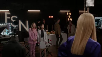 Pantalon sur mesure recadré Dolce & Gabbana porté par Fallon Carrington (Elizabeth Gillies) tel que vu dans Dynasty (S05E10)
