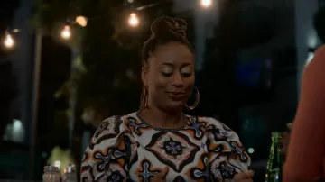 Blusa de estampado geométrico Ulla Johnson Gaia usada por Malika Williams (Zuri Adele) como se ve en Good Trouble (S04E01)