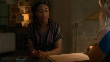 Graham & Spencer Corina Peasant Top usado por Malika Williams (Zuri Adele) como se ve en los atuendos de la serie de televisión Good Trouble (S04E01)