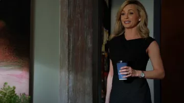 Paule Ka Drape-Detail Vestido Midi a rayas usado por Amy Quinn (Lindsey Gort) como se ve en All Rise (S03E04)