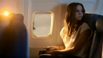 Madewell Balsam V Neck Vest usado por Callie Adams Foster (Maia Mitchell) como se ve en Good Trouble (S04E02)