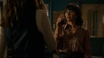 Alice + Olivia Sheila Blouse portée par Kathleen Gale (Constance Zimmer) comme on le voit dans Good Trouble (S04E02)