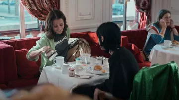 Top de chaleco estampado de H&M usado por Mira (Alicia Vikander) como se ve en Irma Vep (S01E04)